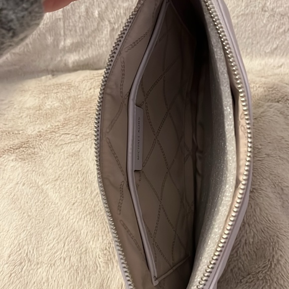 EUC Micheal Kors jet set large zip pouch. - Picture 4 of 7